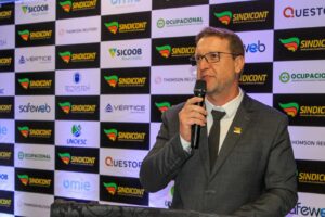 armo Alex Röhrig, presidente do Sindicont Chapecó, durante discurso de posse