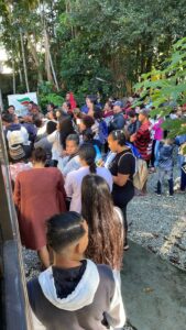 A imagem ilustra as pessoas recebendo as doações de roupas da Campanha do Agasalho