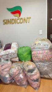 Roupas e cobertores que foram doados para as pessoas da Campanha do Agasalho.